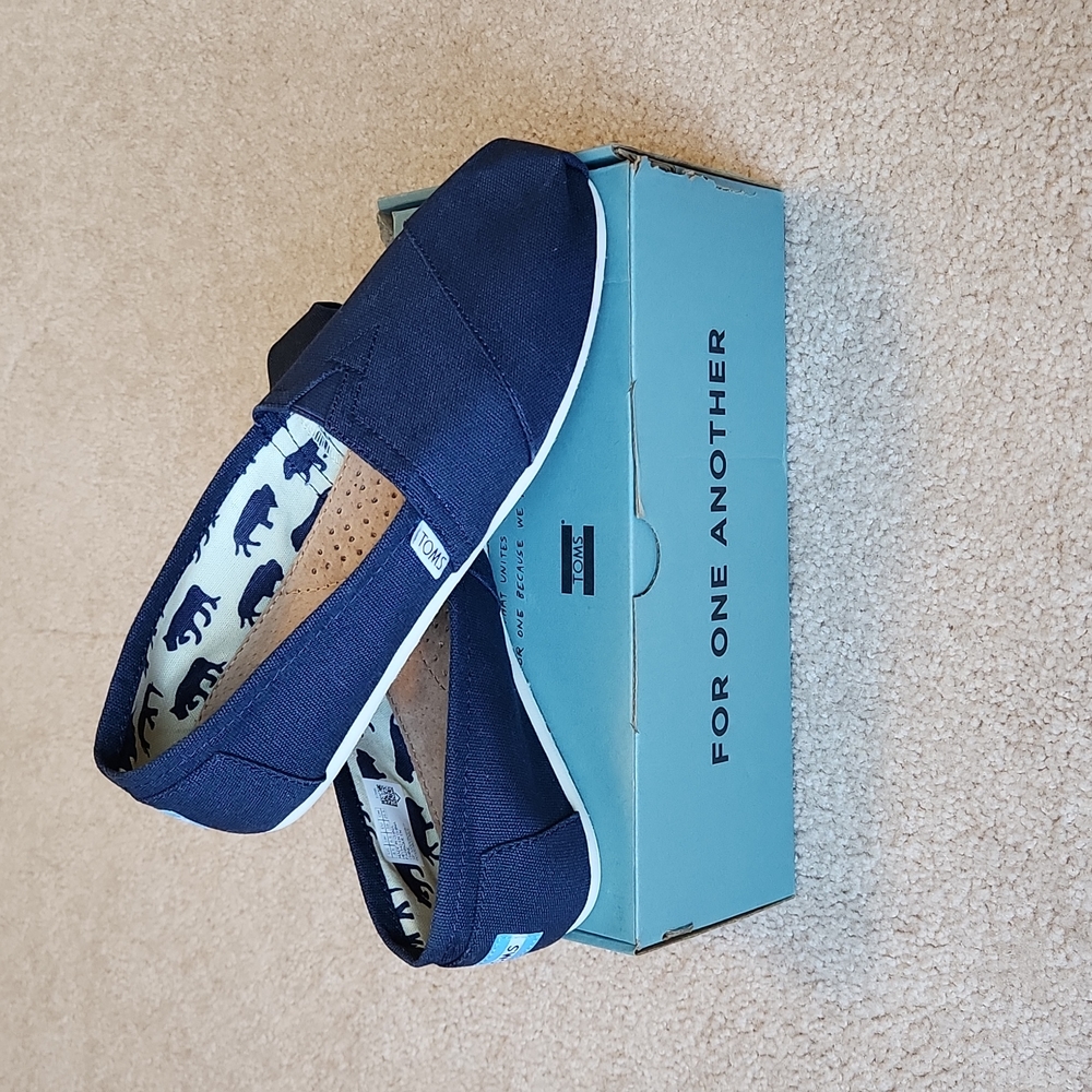 NWT and box, Women's Toms, navy canvas, slip-ons, size 8.5
